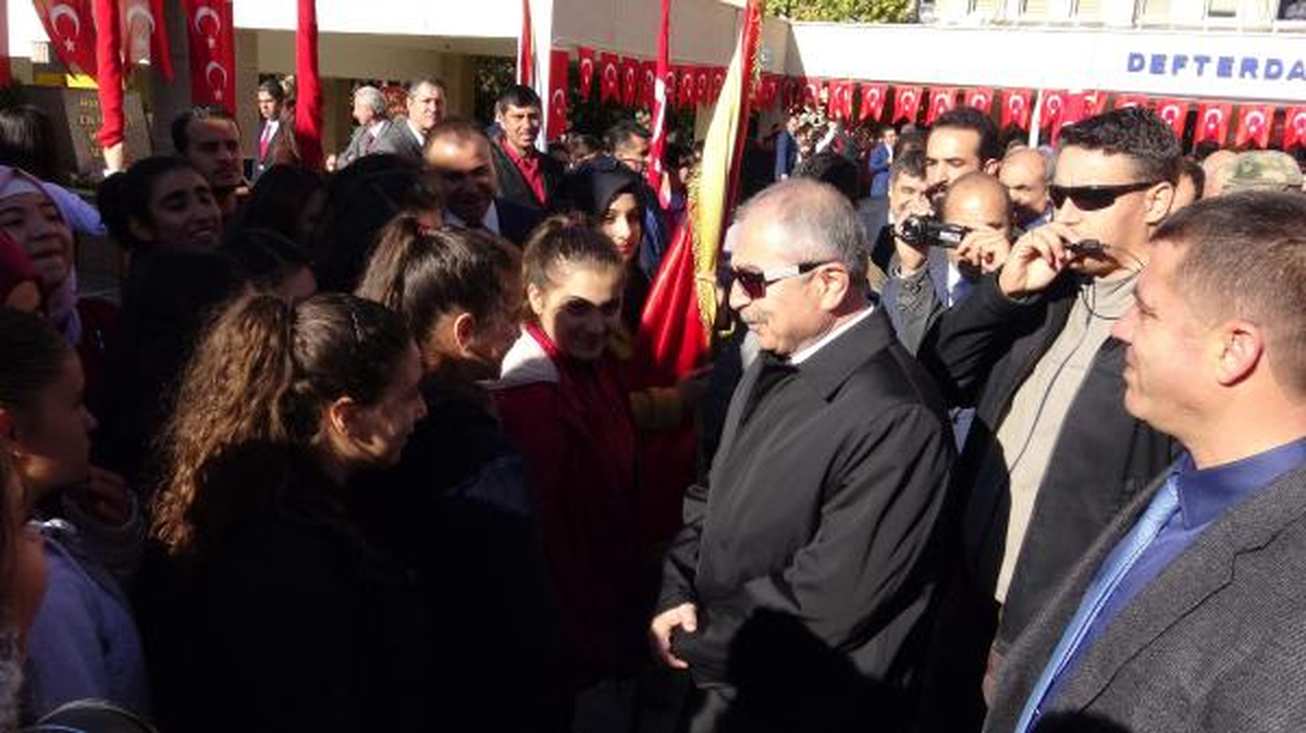 Onur Günü\'nde Hem Vali, Hem Başkan Olarak Kutlamaları Kabul Etti
