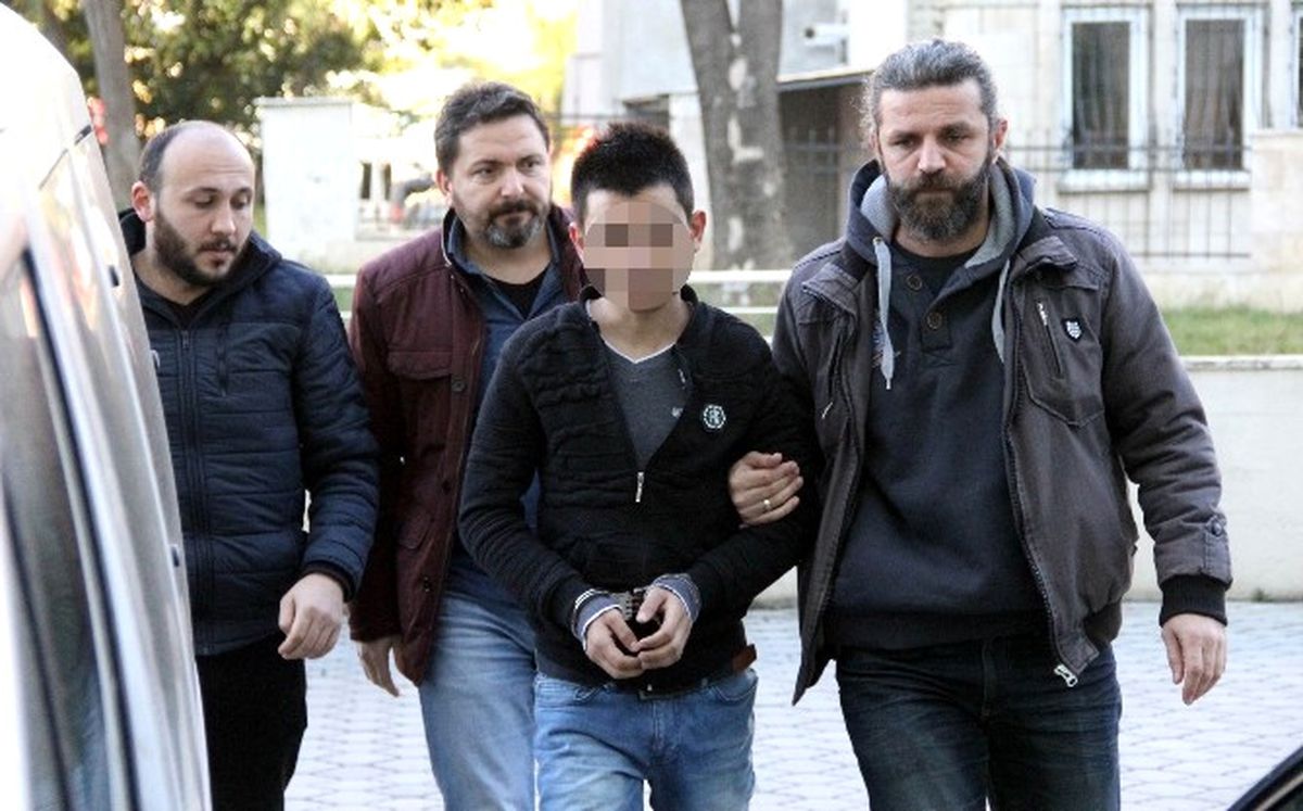 Polisi Görünce Bonzai Paketini Atan Motosikletli Genç Yakalandı