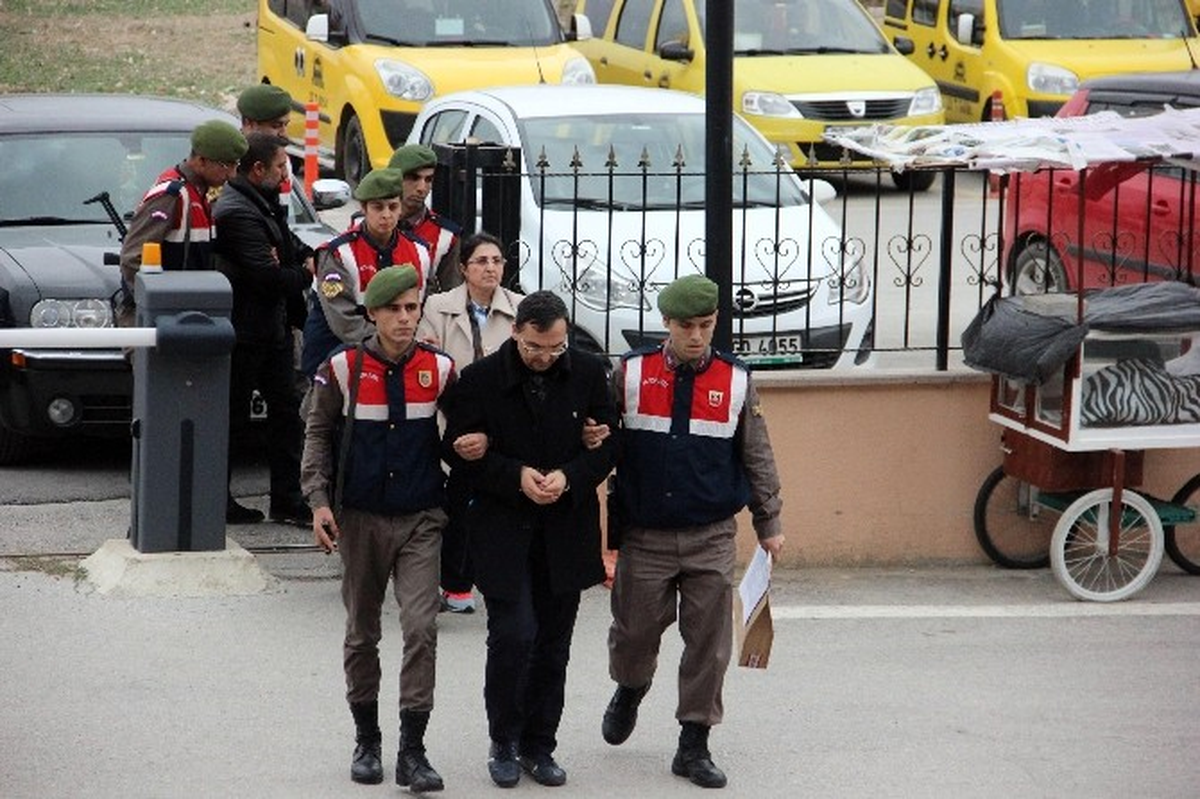 FETÖ'cü Karı-Koca Akademisyen, Sahte Pasaportla Yurt Dışına Kaçmak Üzereyken, Kıskıvrak Yakalandı
