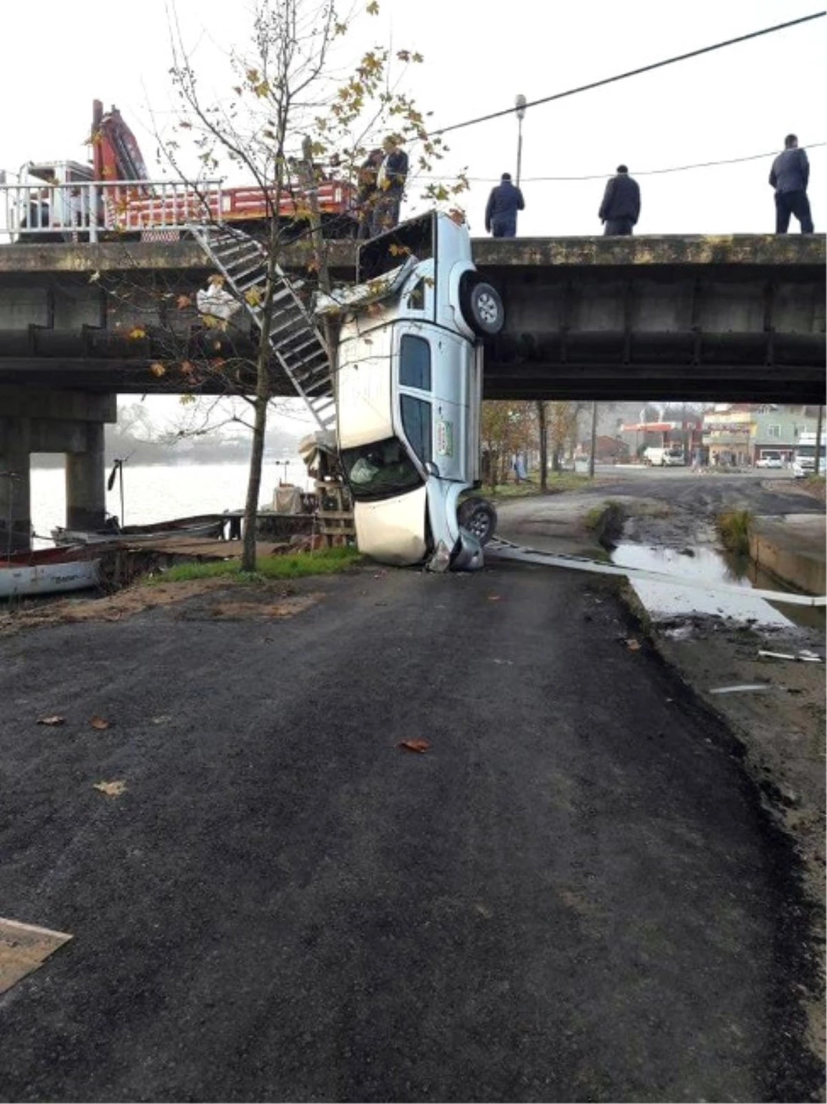 Sakarya\'da Otomobil Köprüden Uçtu: 1 Yaralı