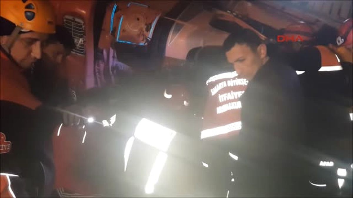 Sakarya - Kamyon Uçuruma Yuvarlandı, Sürücü Öldü