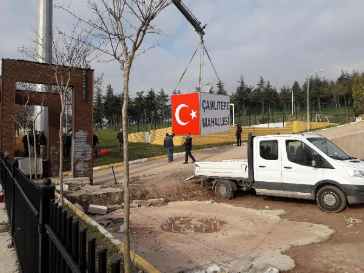 Şehidin Adının Verildiği Parka Türk Bayrağı ile Kamufle Edilen Baz İstasyonuna Tepki