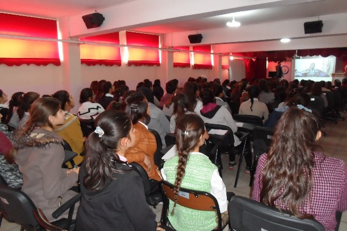 Silopi\'de Kız Öğrencilere Yönelik Seminer