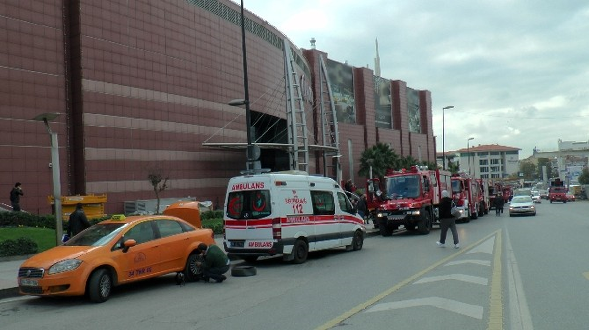 Üsküdar\'da Avm\'de Meydana Gelen Yangın Paniğe Neden Oldu