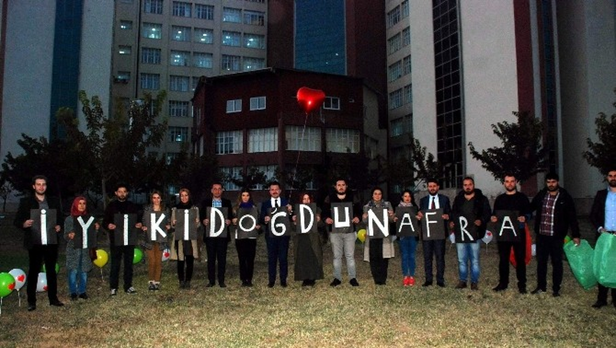 AK Parti\'li Gençlerden Lösemi Hastası Afra\'ya Doğum Günü Sürprizi