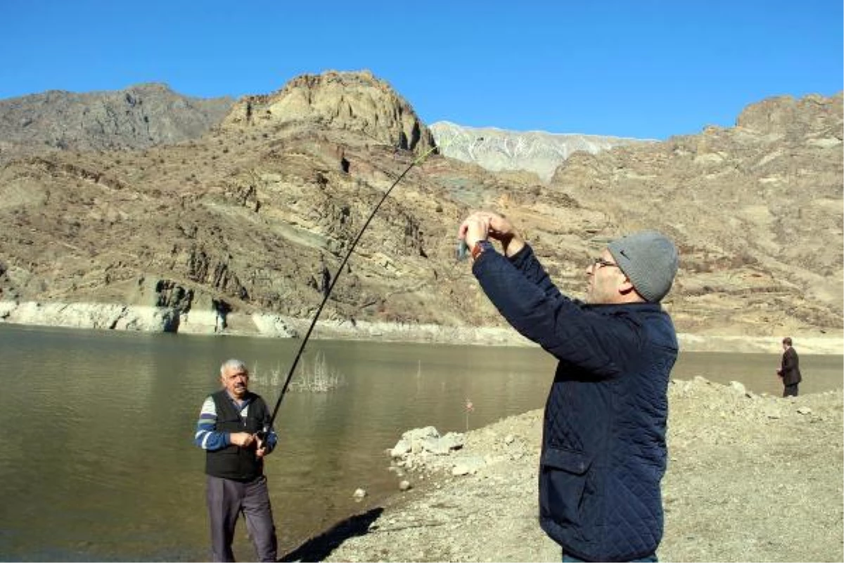 Ayvalı Barajı\'nda Semaverli Balık Tutma Keyfi