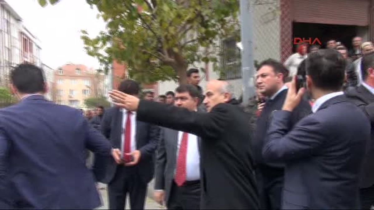 Bayrampaşa\'daki Yangın, Vali Vasip Şahin 1\'i Ağır 12 Kişi Dumandan Etkilendi