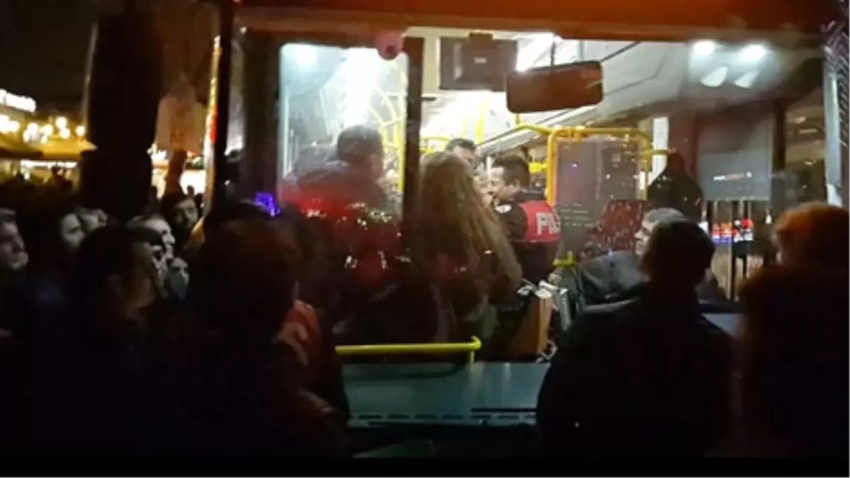 Beşiktaş Levent\'te Otobüsün Gelmediğini Söyleyen Vatandaşlar, Caddeyi Trafiğe Kapatarak İett\'yi...