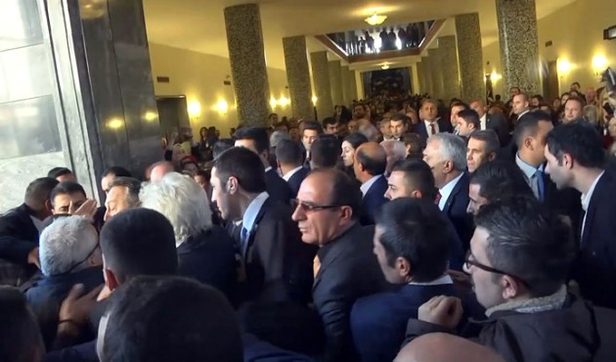 CHP Grup Toplantısında Gerginlik