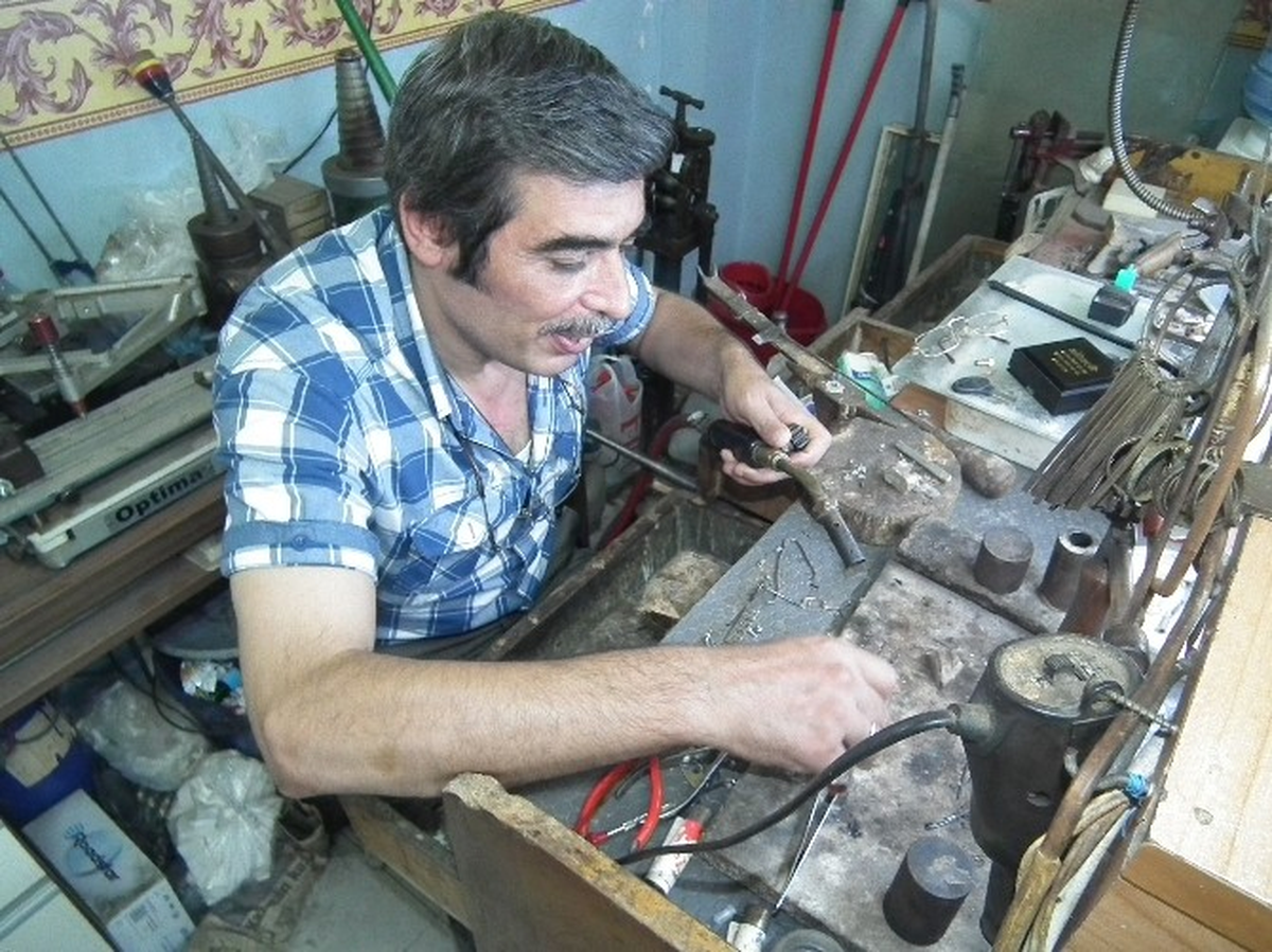 Ekmeğini Altın ve Gümüş Tamir Ederek Kazanıyor