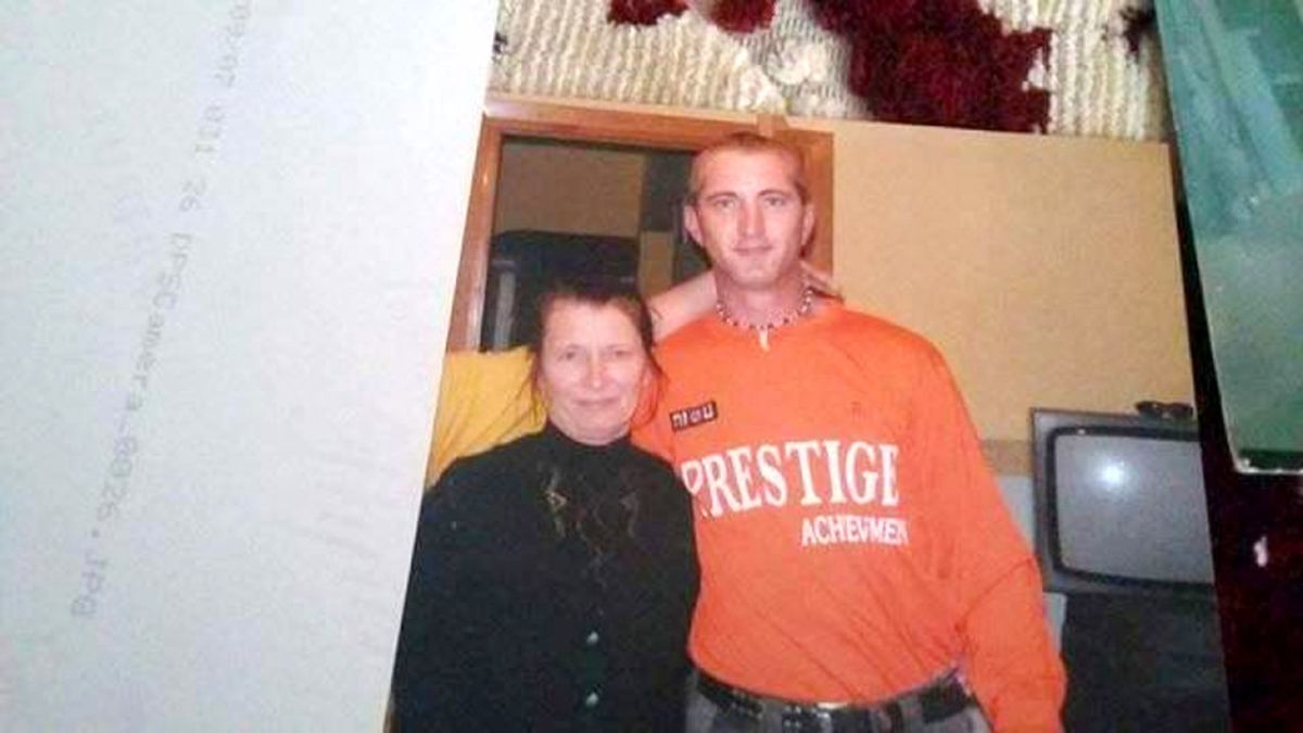 İçine Şeytan Girdiğine İnandığı Annesinin Kafasını Kesip Kazığa Geçirdi