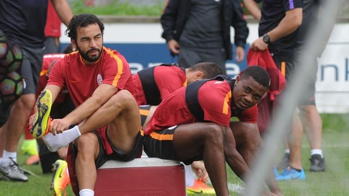Galatasaray\'da Krize Neden Olan Selçuk İnan ile Ayhan Akman Olayı Tatlıya Bağlandı