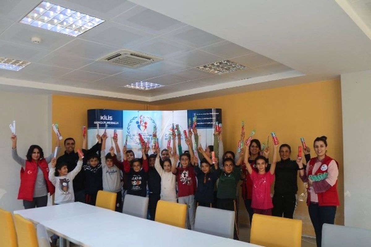 Gençlere Diş Fırçası ve Diş Macunu Dağıtımı Yapıldı