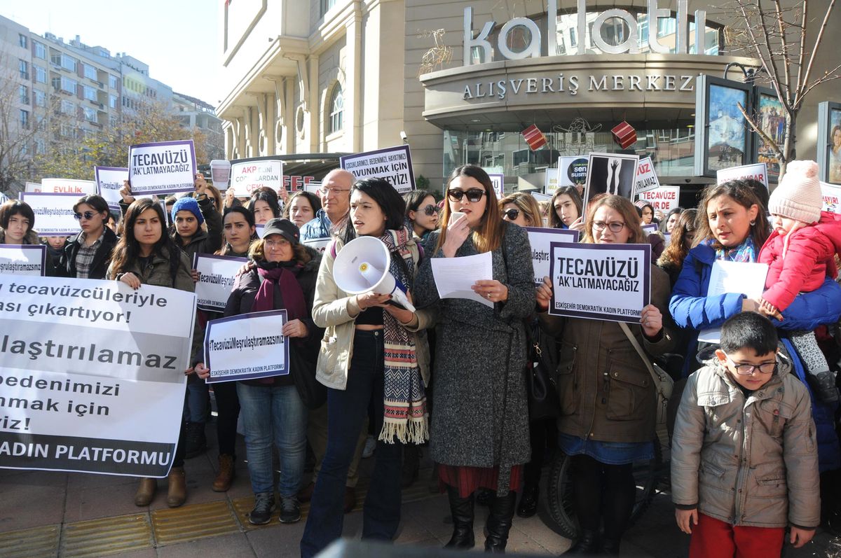 Kadınlardan Meclis Önünde Cinsel İstismar Önergesine Tepki