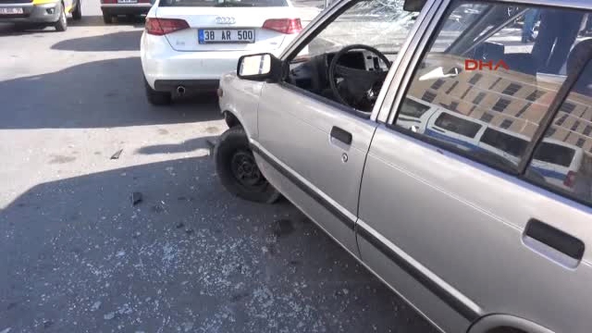 Kayseri Davalı Oldukları Ailenin Otomobiline Sopalı Bıçaklı Saldırı