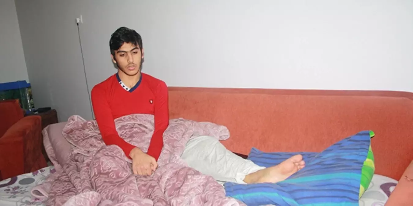 Köpeklerden Korkup Kaçan Öğrenciye Otomobil Çarptı