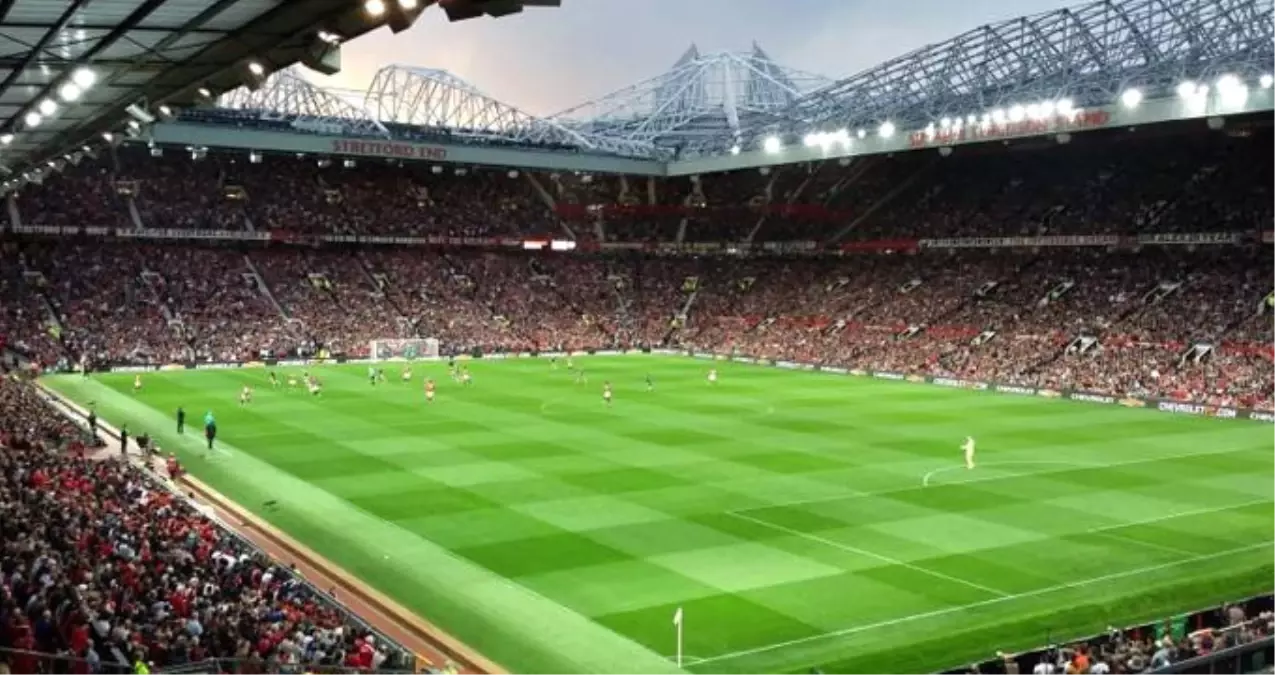 Manchester United\'lı Taraftarlar, Maçı İzlemek İçin Tuvalette Saklandı