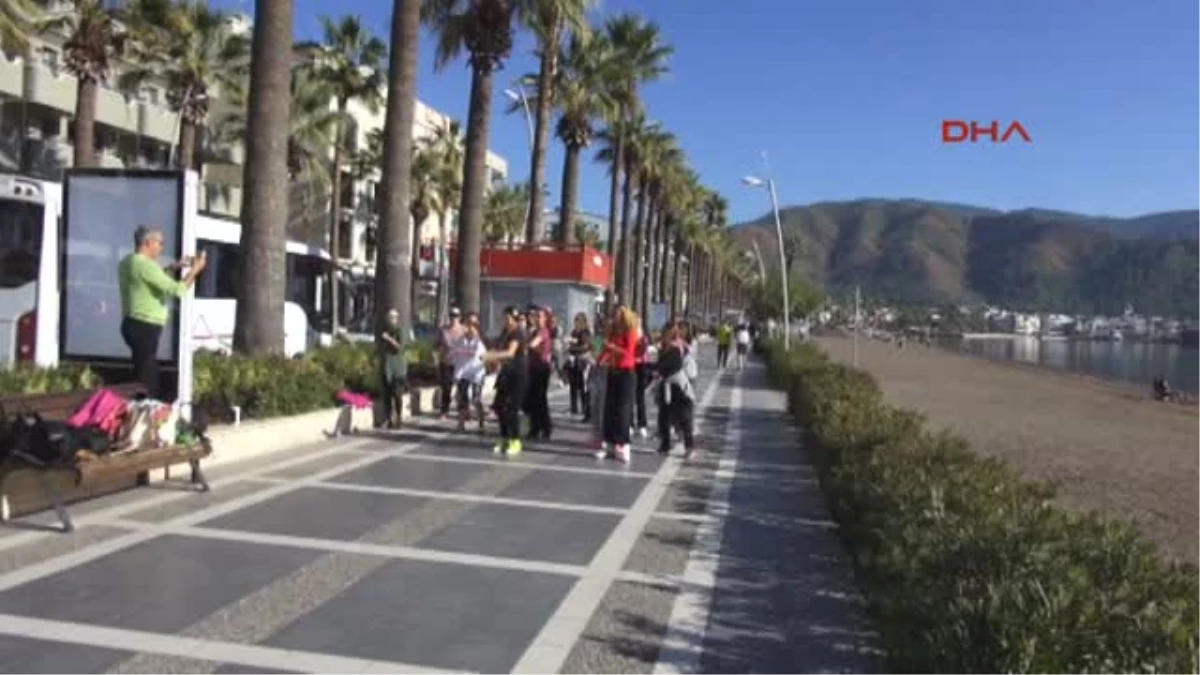 Marmaris Can Dostları Için Zumba Gösterisi