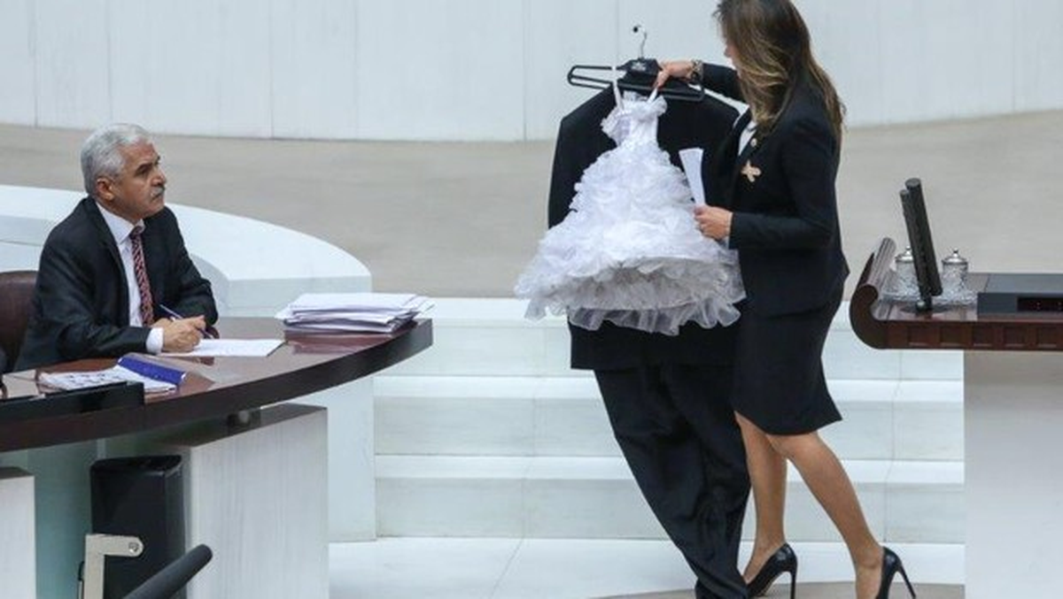 Meclis'te Çocuk Gelinliği ve Damat Kıyafeti ile Protesto