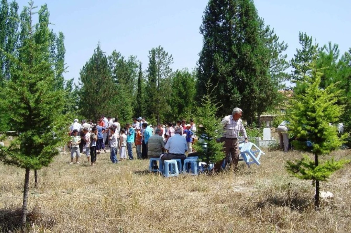 Mezarlıkta İskat Parası Dağıtılıyor