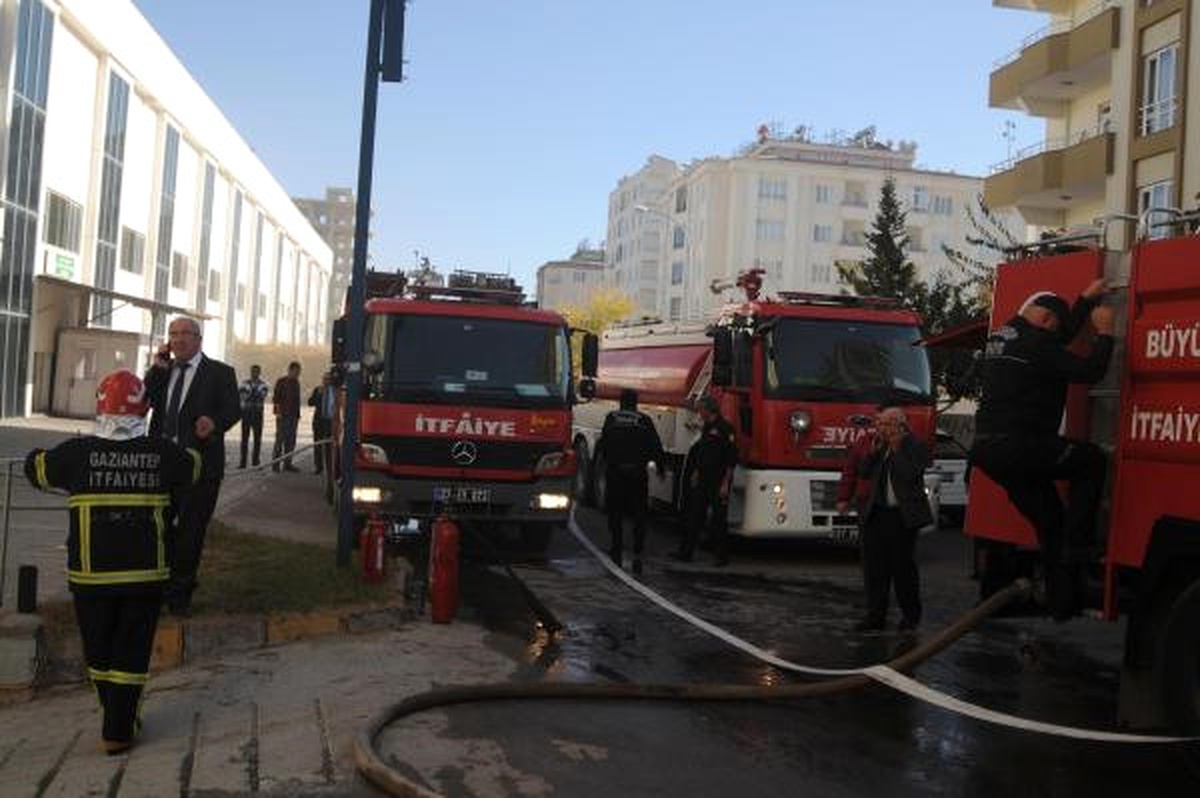 Oto Yedek Parça Deposunda Yangın Korkuttu