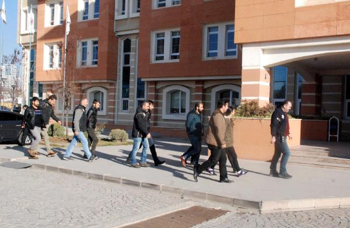 PKK\'dan Gözaltına Alınan 7 Üniversiteliden 3\'ü Tutuklandı