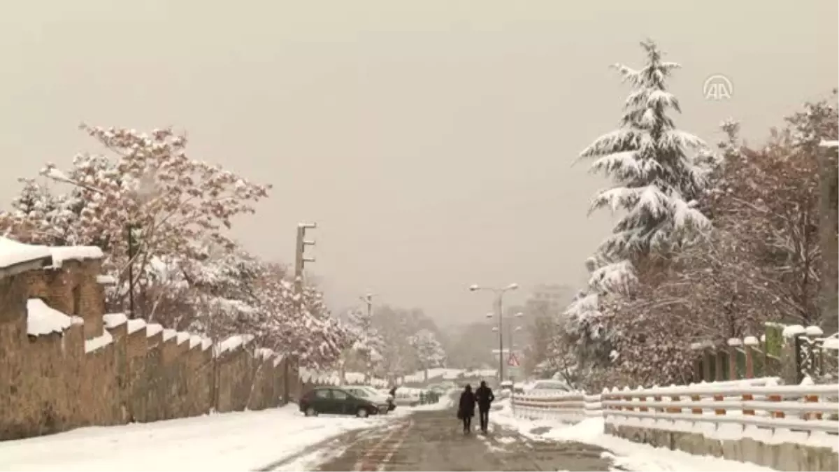 Tahran\'da Mevsimin Ilk Karı Yağdı