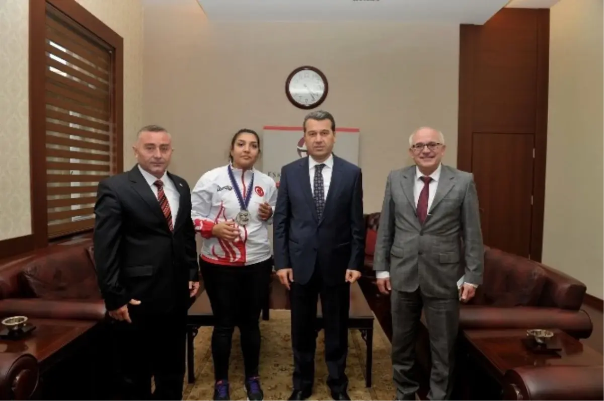 Vali Çelik, Milli Sporcu Neval Çavcı\'yı Kabul Etti