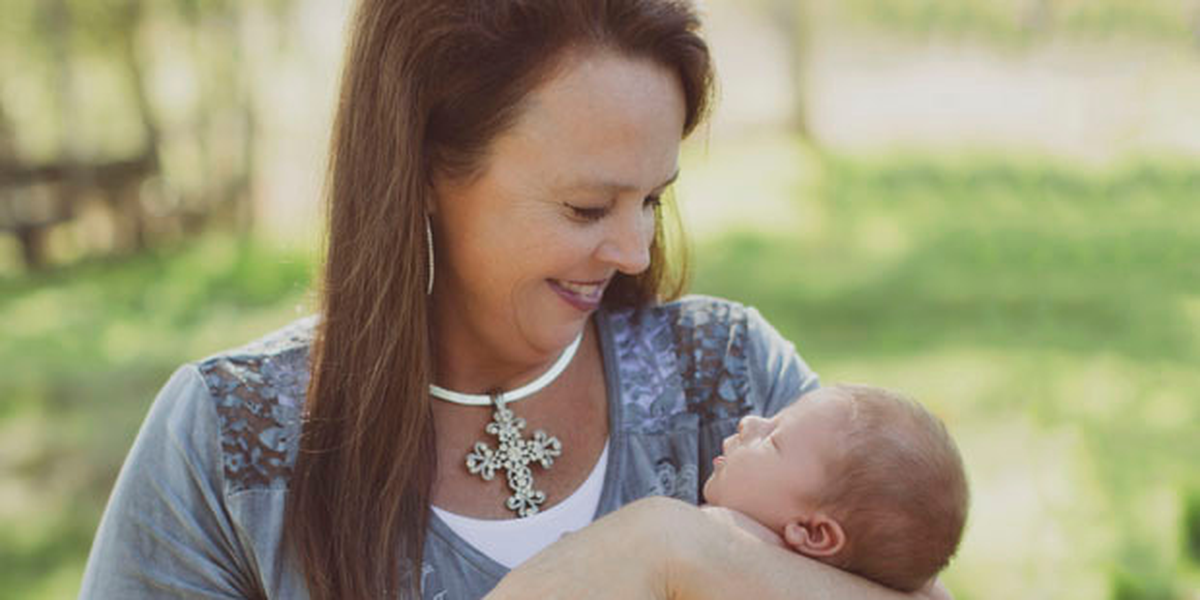 48 Yaşındaki Kadın Torununu Dünyaya Getirdi