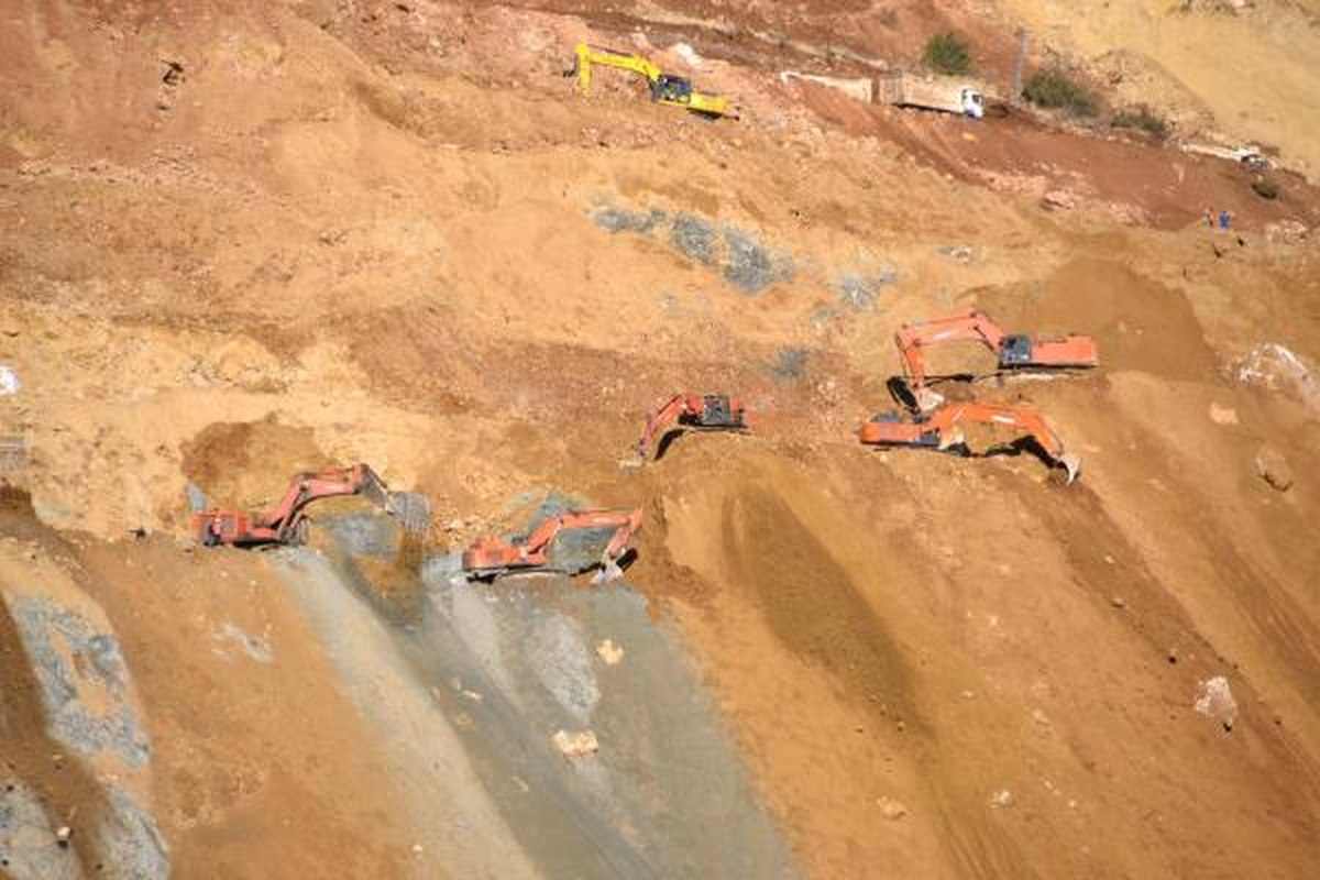 Afad Başkanı Aileleri Çalışma Alanında Bilgilendirdi