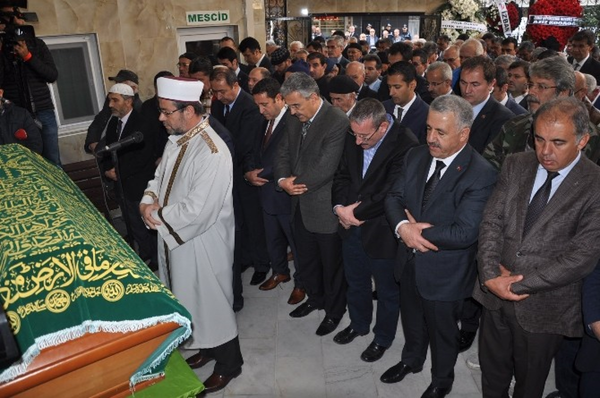 Bakan Ahmet Arslan İzmir\'de Cenazeye Katıldı