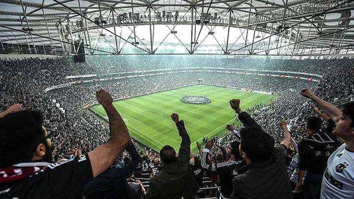 Beşiktaşlı Taraftarların Sessiz Tezahüratı Taraftar Kamerasında