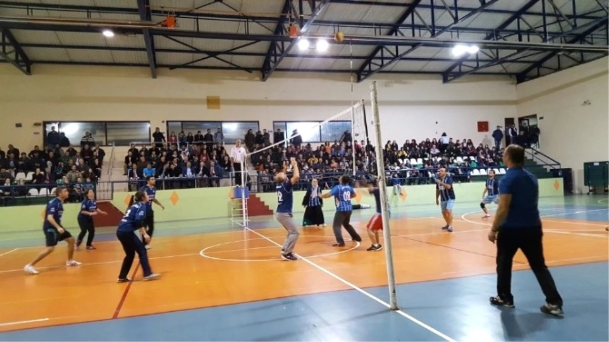 Borçka\'da Öğretmenler Voleybol Turnuvasında Karşı Karşıya Geldi