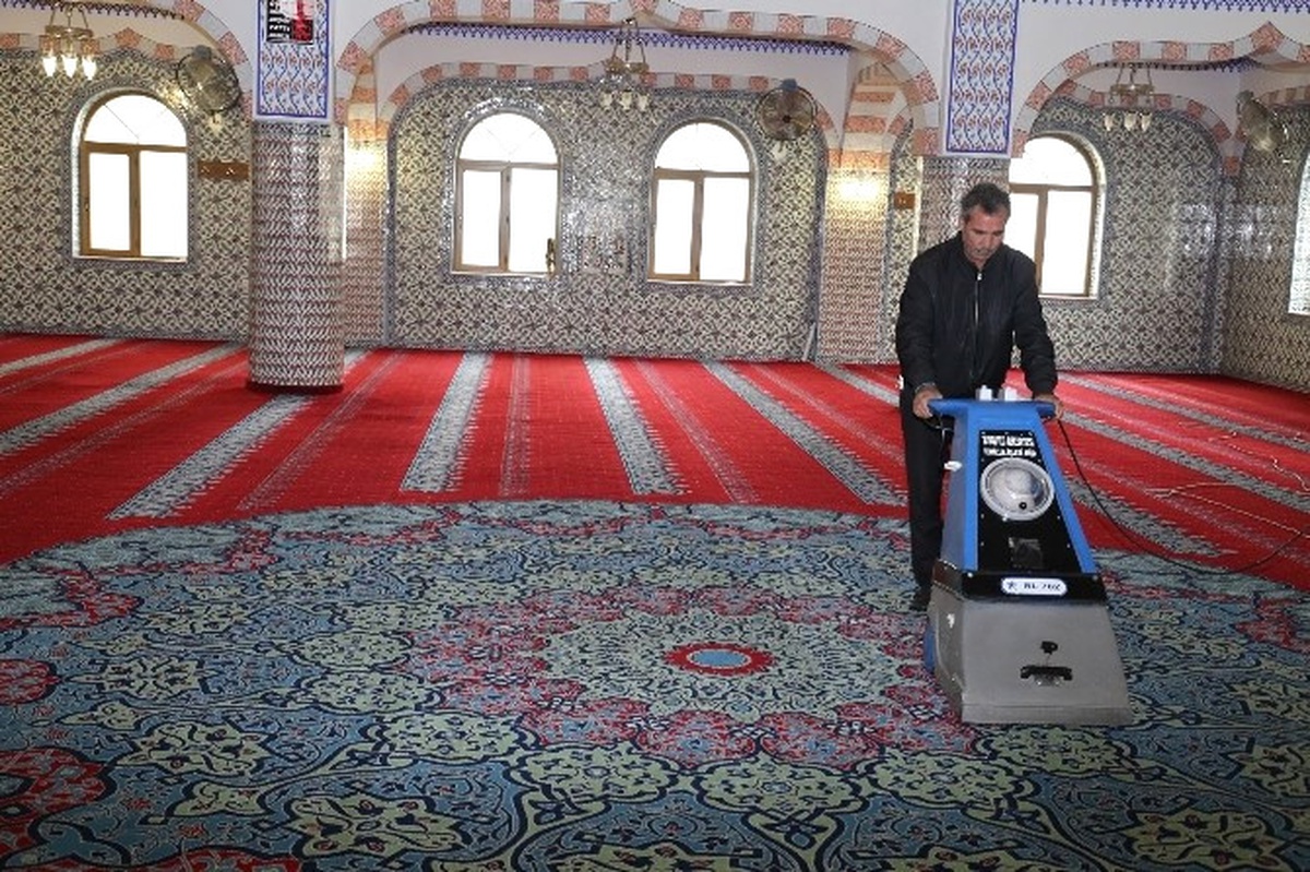 Cami Halılarının Temizliği Belediyeye Emanet