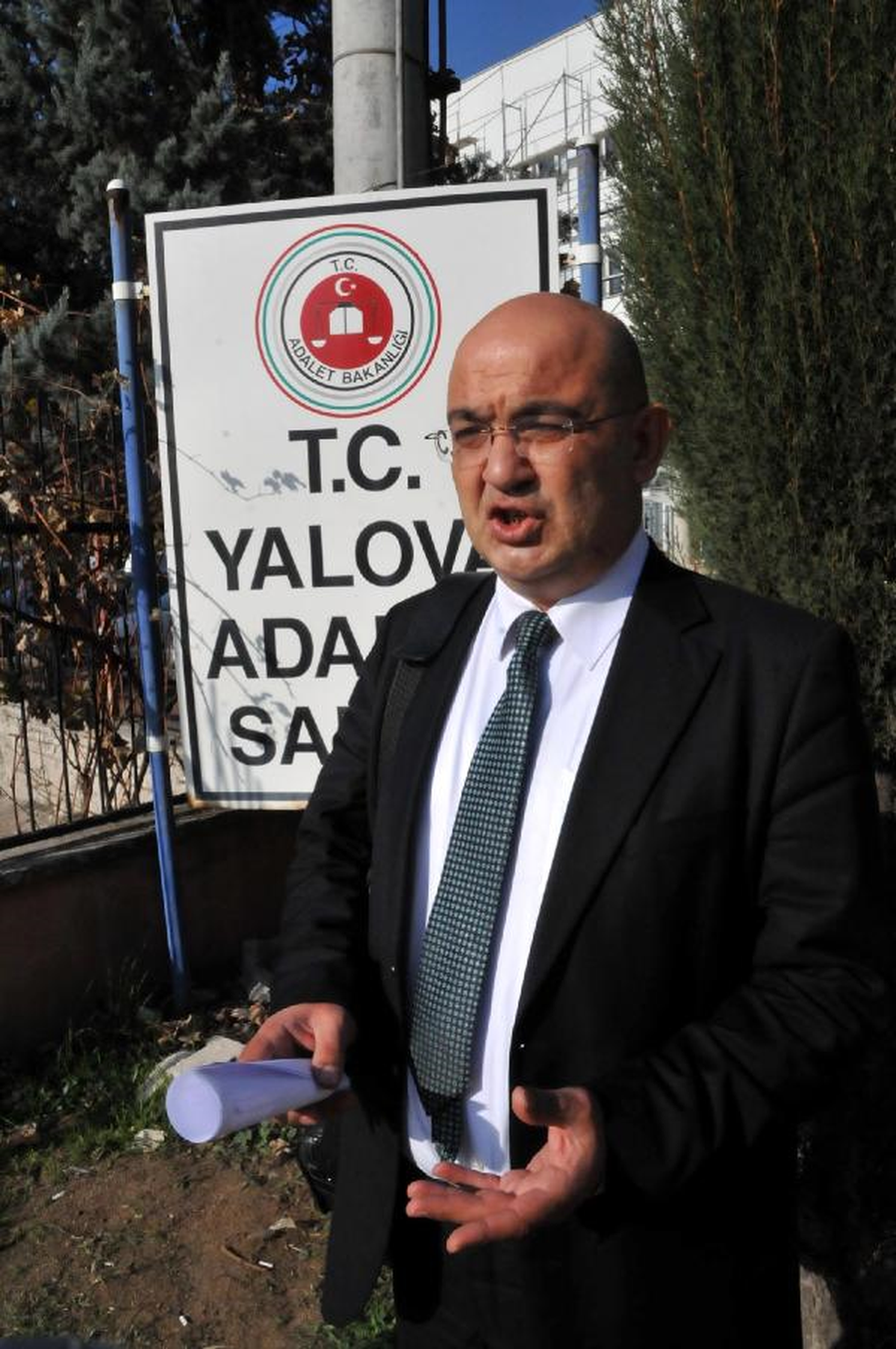 Cem Yılmaz, Yalova Valisi\'ne Hakaret Davasında Beraat Etti