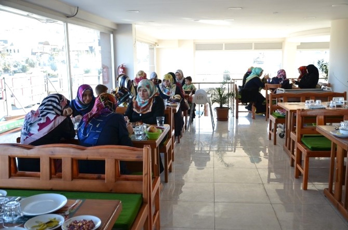 Diyanet-Sen, Kur\'an Kursu Öğreticilerine Yemek Verdi