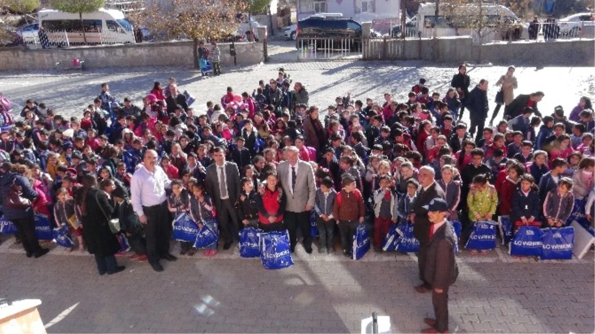 Doğanşehir\'de 7 Bin 700 Öğrenciye Giysi Yardımı Yapıldı