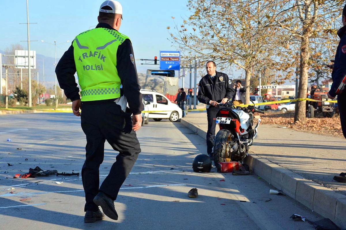 Erbaa\'da Motosiklet Tır\'a Çarptı: 1 Ölü, 1 Yaralı
