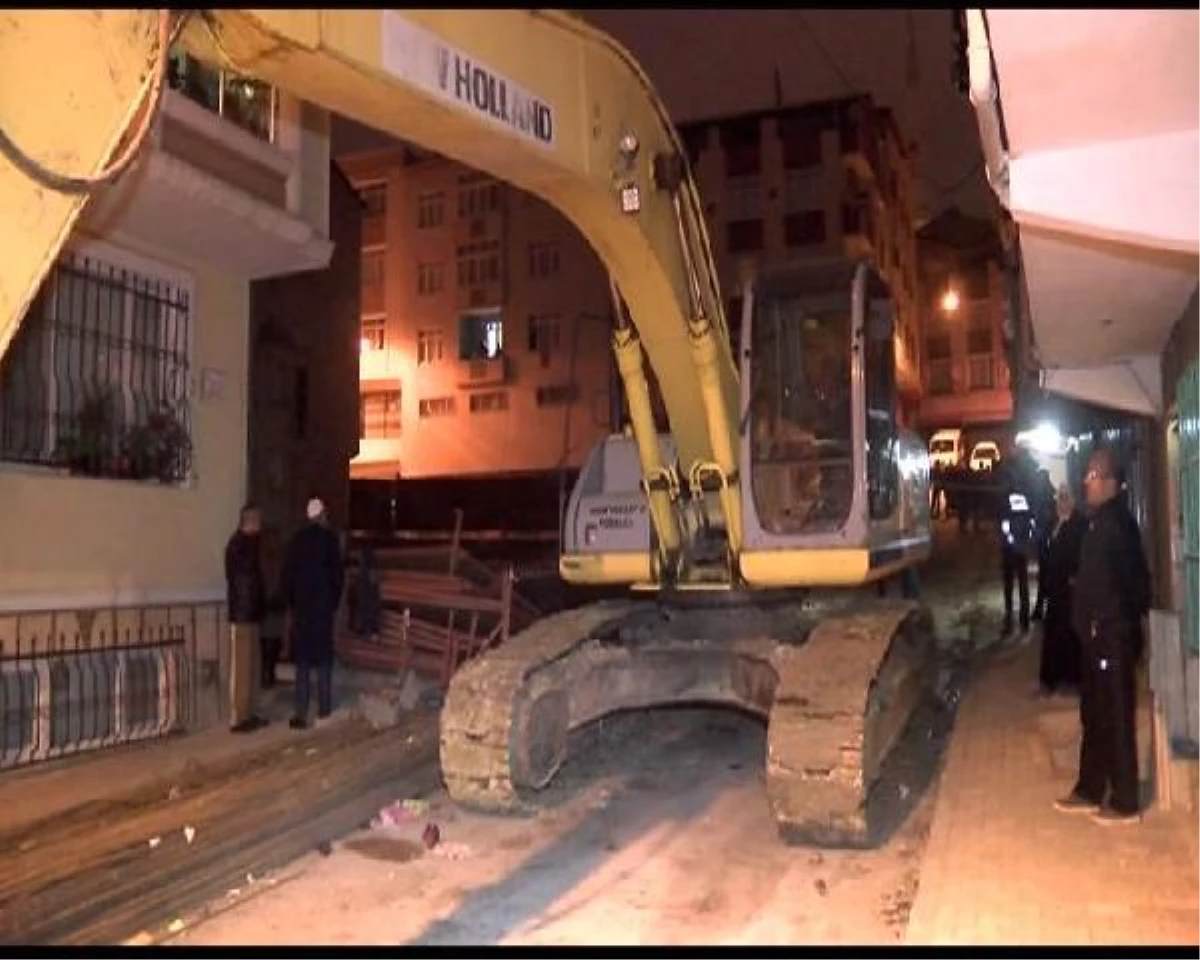 Esenler\'de İnşaatın İstinat Duvarı Çöktü, 4 Bina Boşaltıldı