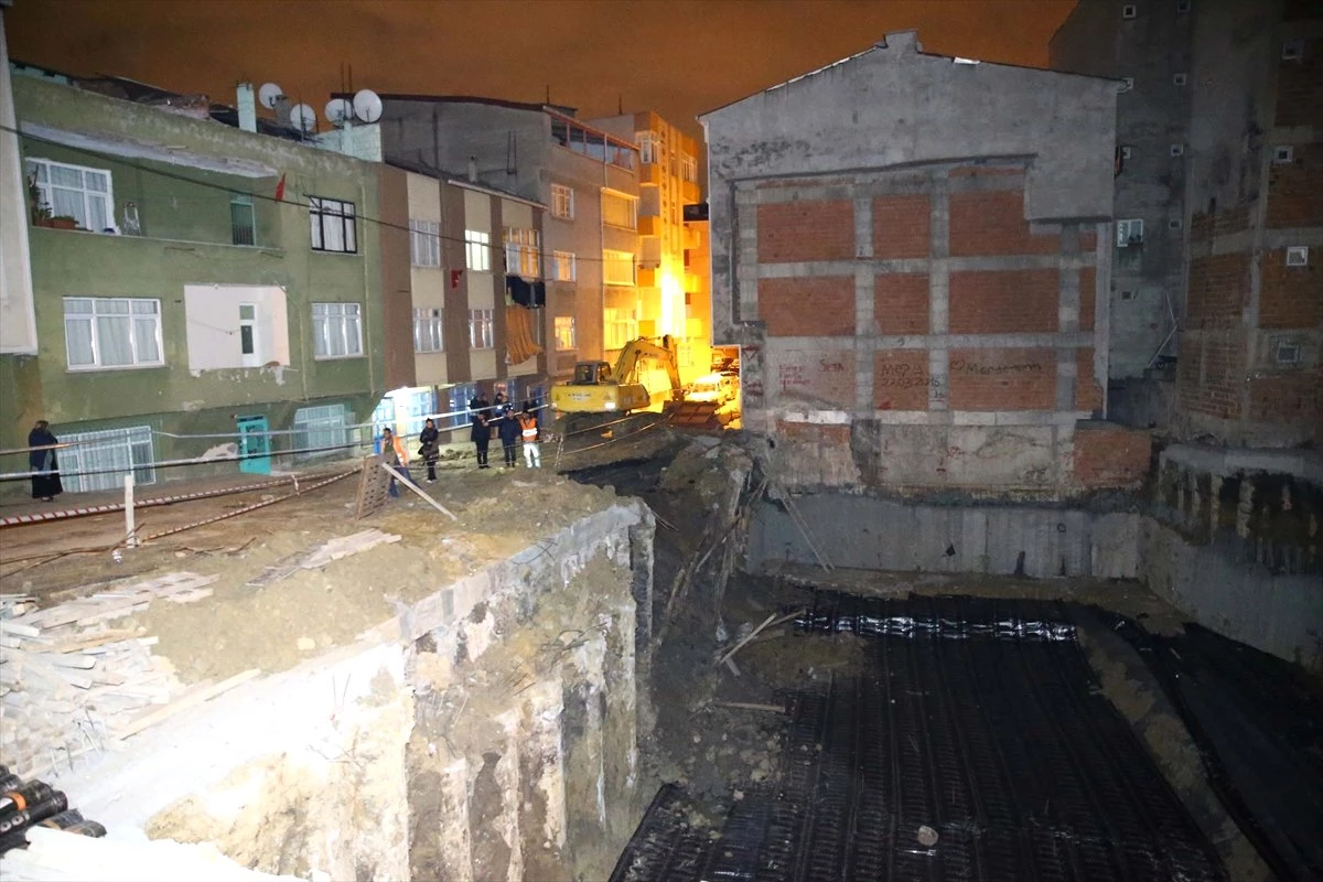 Esenler\'de İnşaatın İstinat Duvarı Çöktü: 4 Bina Boşaltıldı