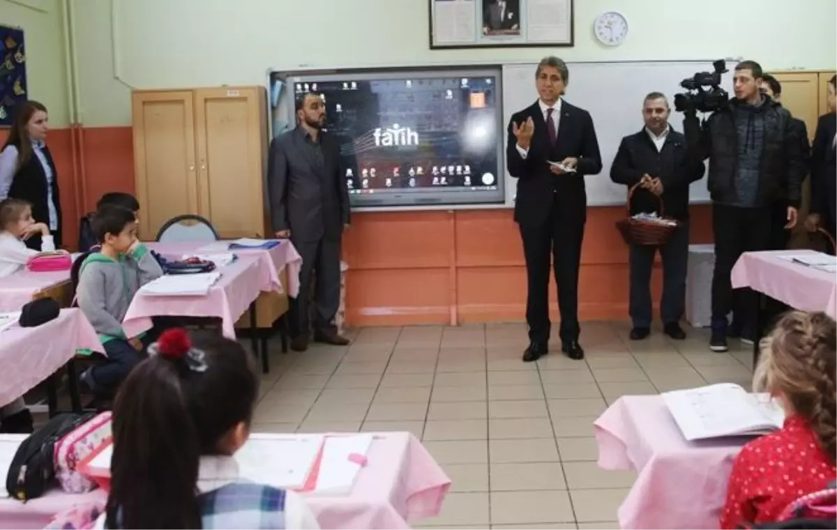 Fatih Belediyesi\'nden İlkokul Öğrencilerine Hediye Diş Seti