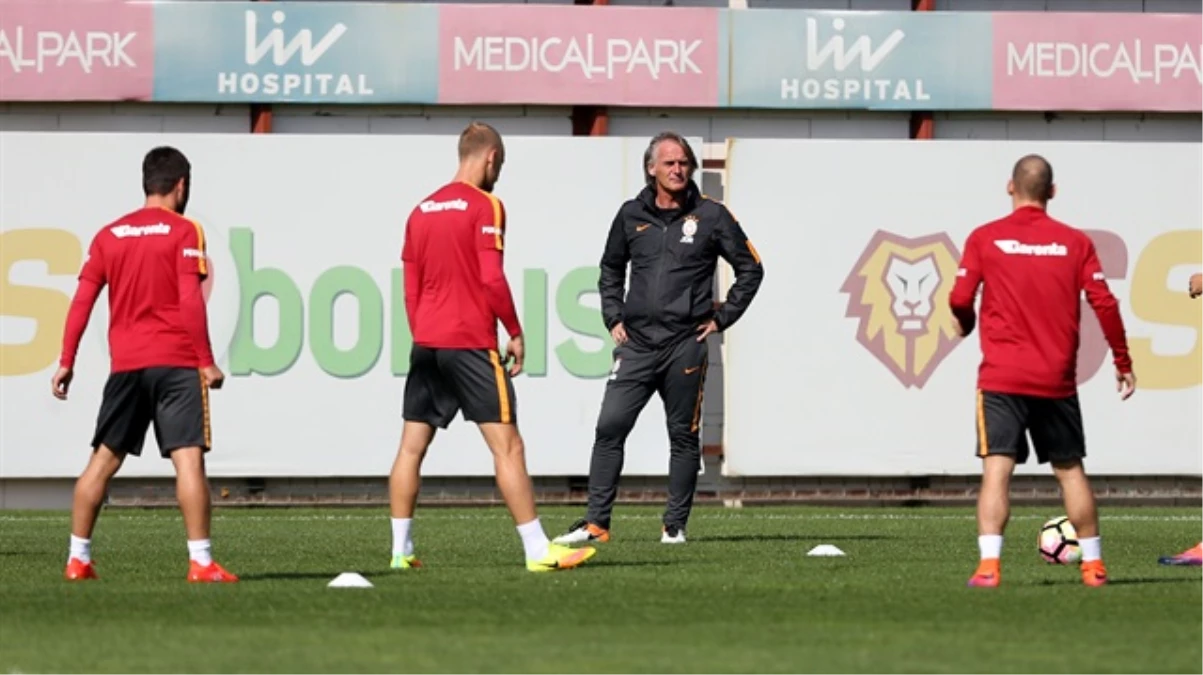 Galatasaray Antrenmanında Selçuk-Sneijder Dostluğu