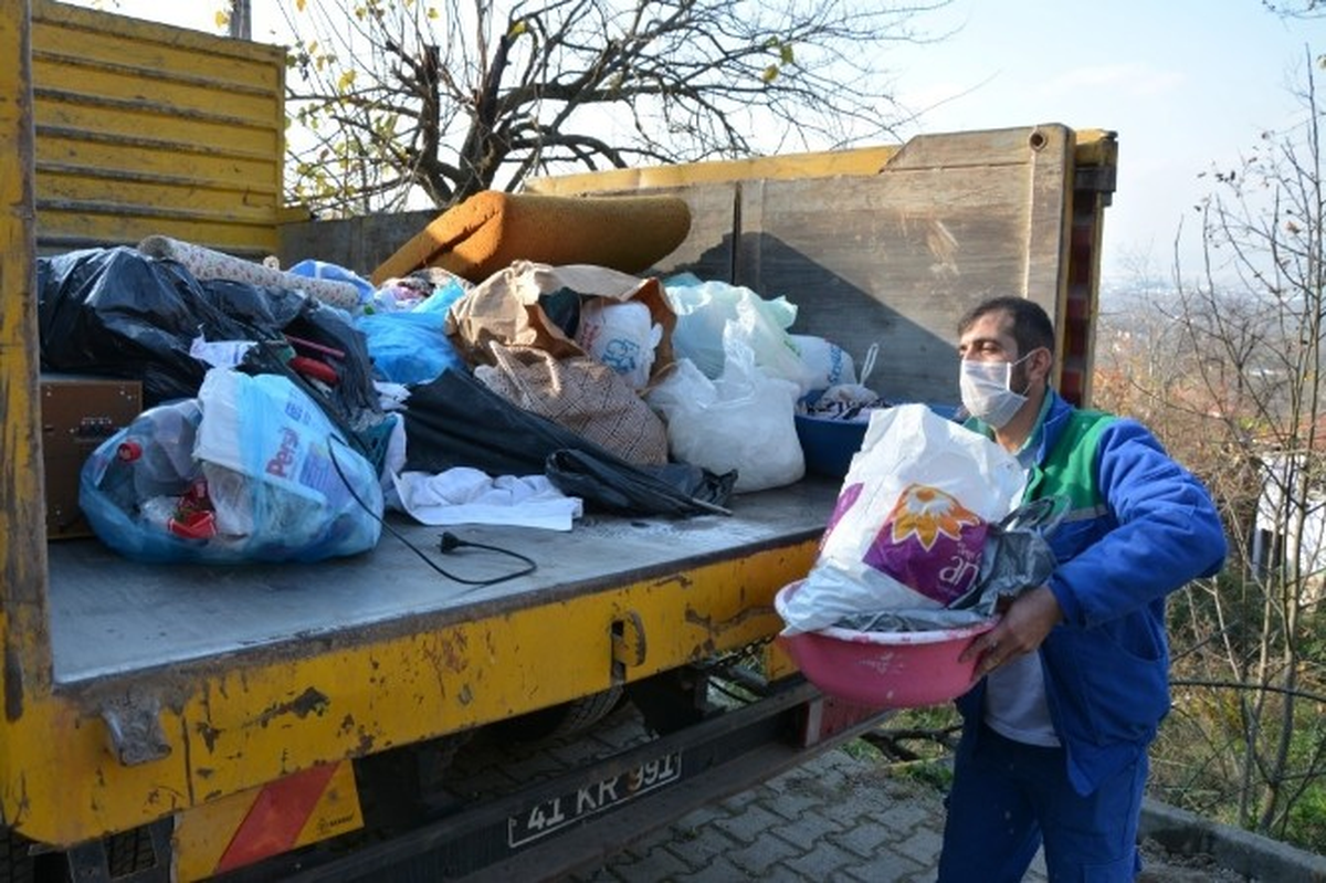 Kocaeli\'de Bir Evden 3 Ton \'Çöp\' Çıkarıldı