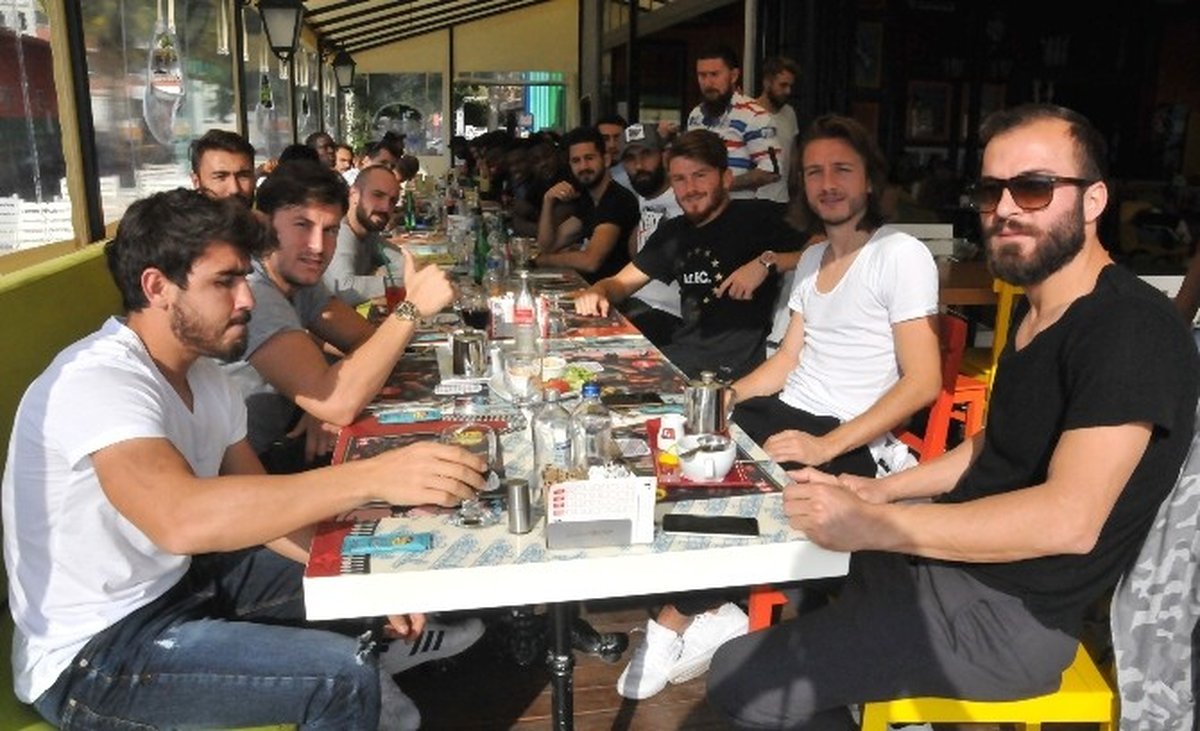 Lamine Gassama ve Fabrice N\'sakala\'dan Yemek