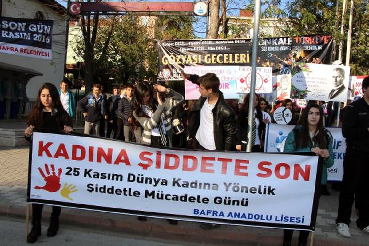 Liselilerden Kadına Şiddete Tiyatrolu Protesto