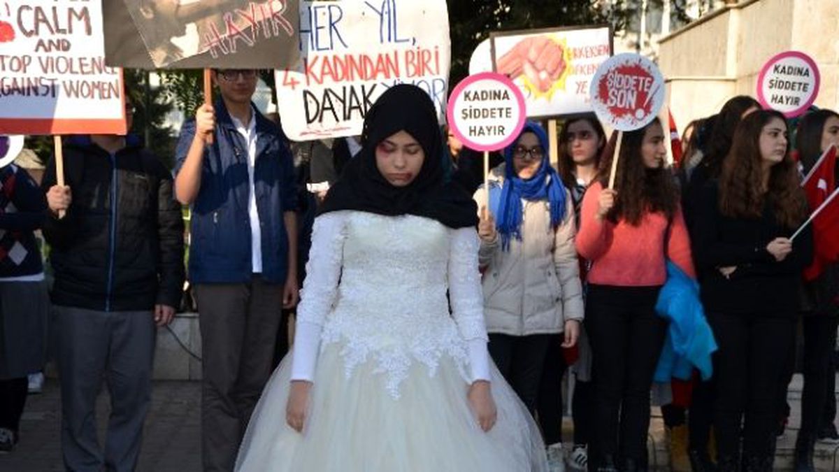 Öğrenciler Kadına Şiddeti Kınadı