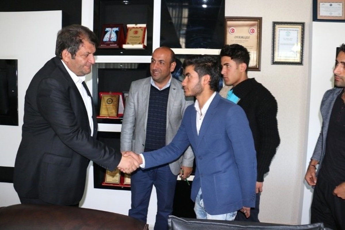 Öğrencilerden Ayhan\'a Teşekkür Ziyareti