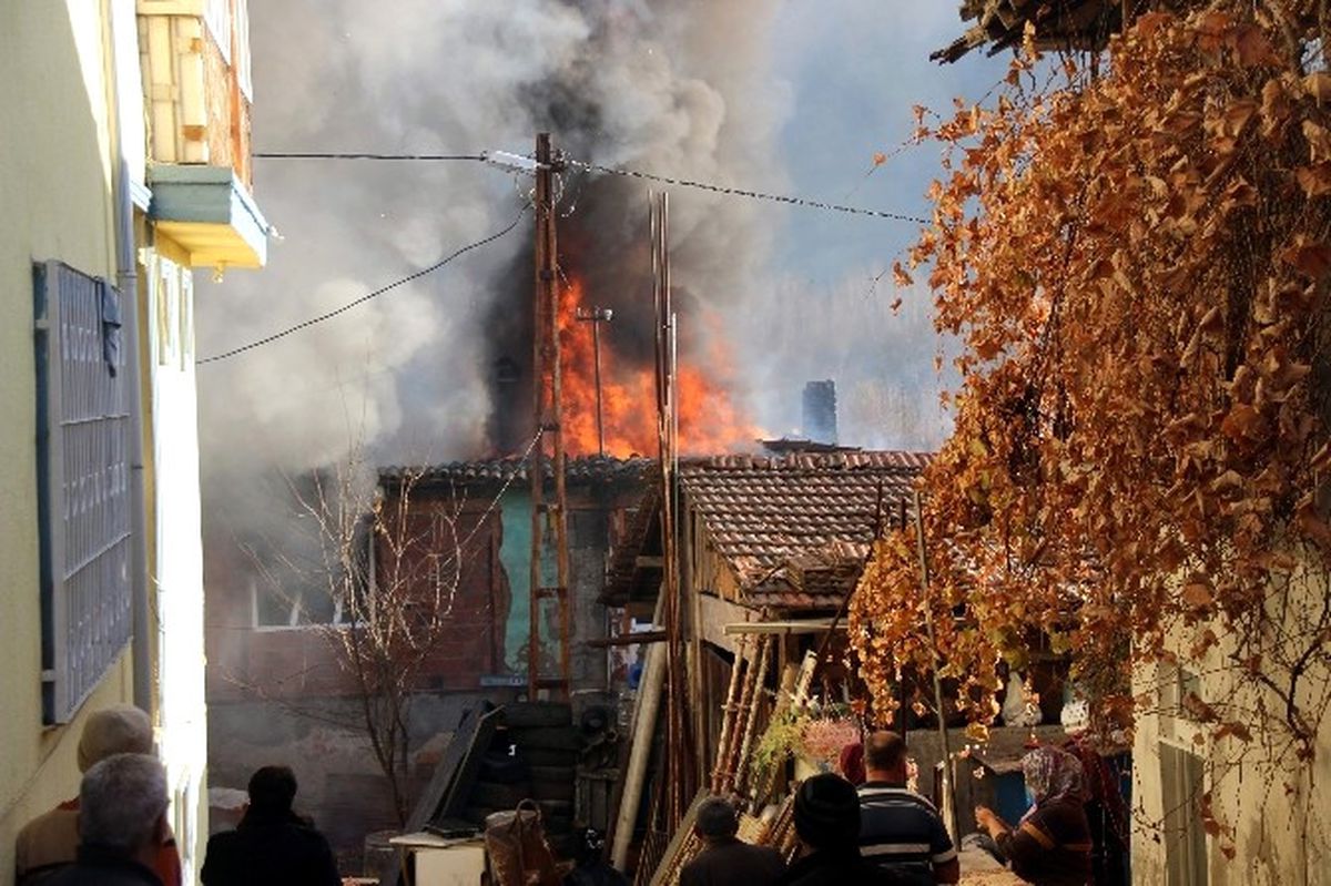 Oyun İçin Yaktıkları Ateş Evi Kül Etti