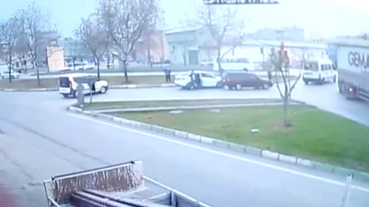 Polisle Şüpheliler Arasındaki Silahlı Çatışma Güvenlik Kameralarına Yansıdı