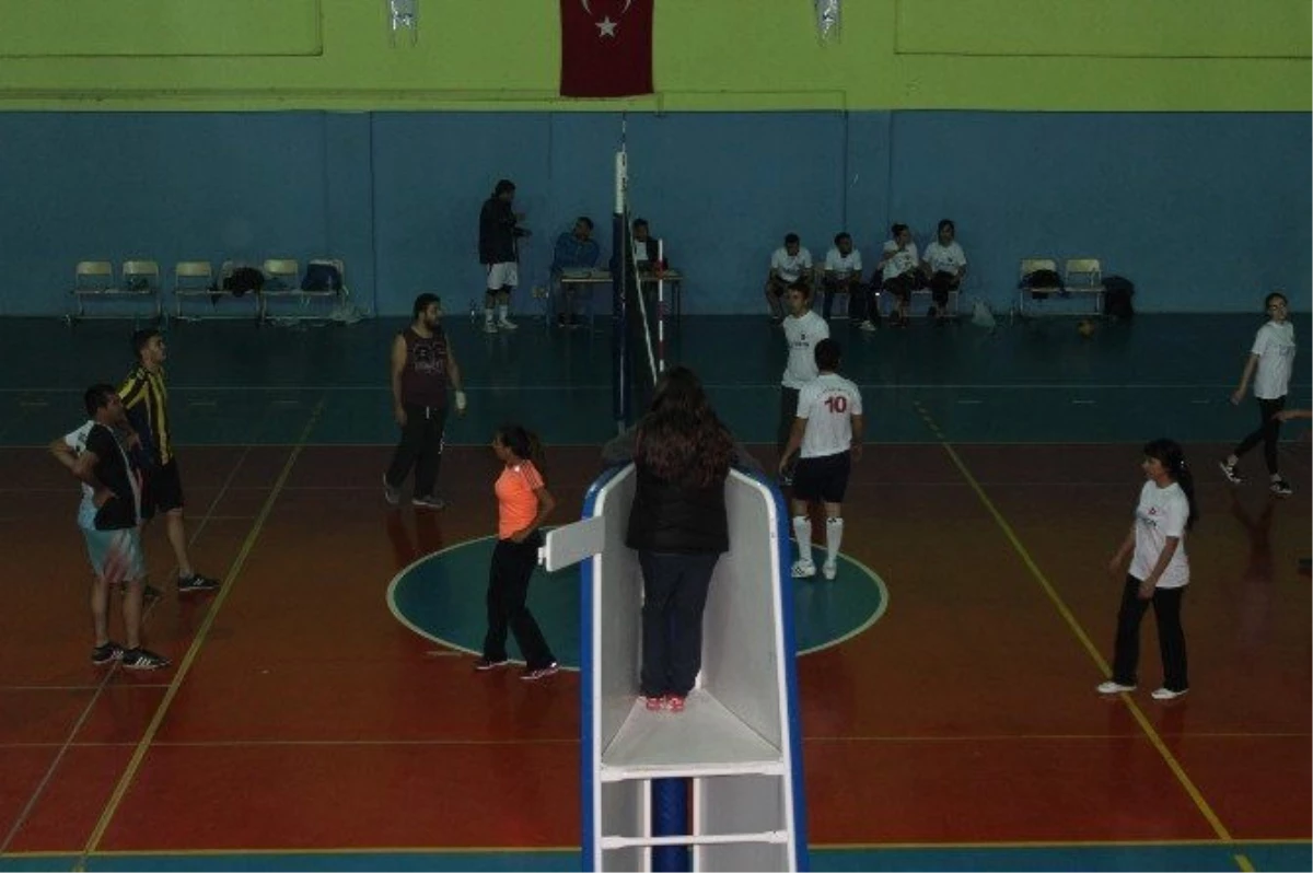 Silopi\'de Öğretmenlerin Katılımıyla Voleybol Turnuvası